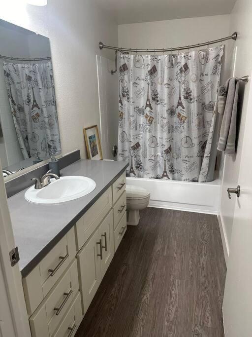 Two Bedroom Hollywood Apartment Лос-Анджелес Экстерьер фото